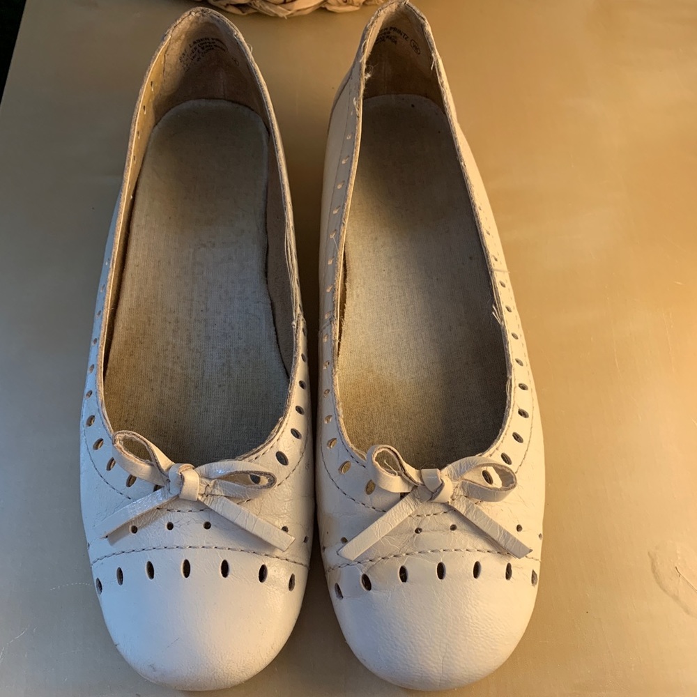 Aerosoles leather cream/off white flats size 8